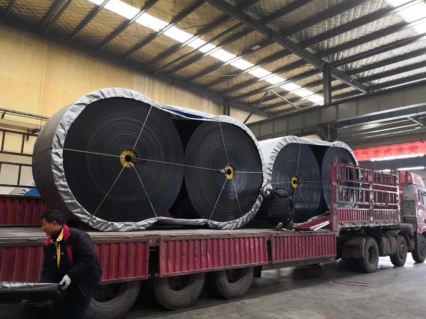 除铁器输送带有什么特点？除铁器输送带厂家生产有什么要求？